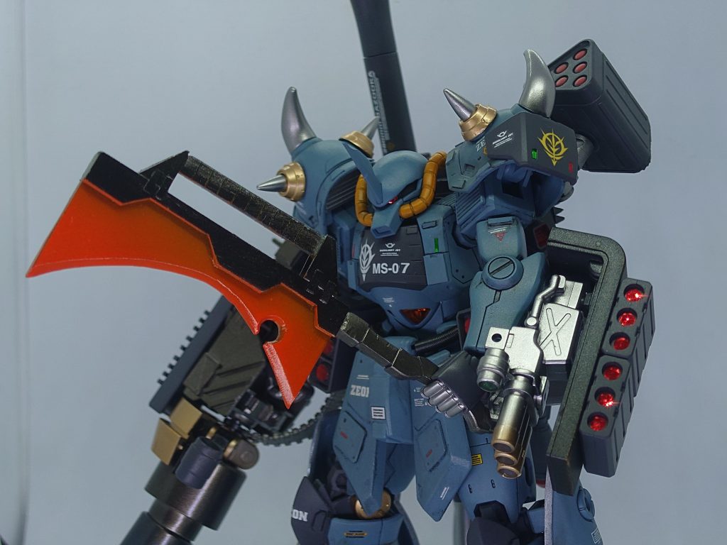 ヒートマチェット試作近接武器ヒート・ホークの延長にある格闘兵器だが、錬成素材レベルでの見直しが図られており、最高温度が30%増加した高出力ヒート武装となる。ザクの戦闘データからルナチタニウム合金にはヒート・ホークが有効であることが判明しており、採用された経緯をもつ。このことから