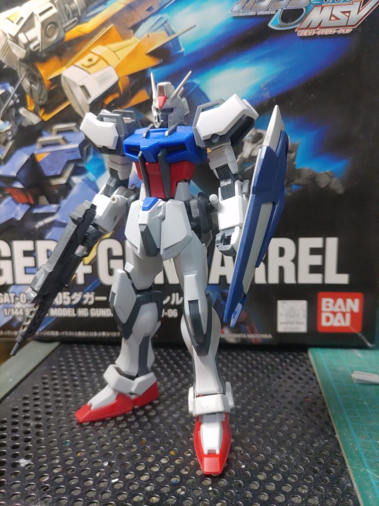 ぶっちゃけ、ほぼストライクです。頭部と腰のサイドアーマー（加工して接続してます）ライフル＆シールドのみ流用。脛アーマー部分を、プラ板にて、埋めてダガー風に そして、赤バンダイ！長期の積みでございます。😅