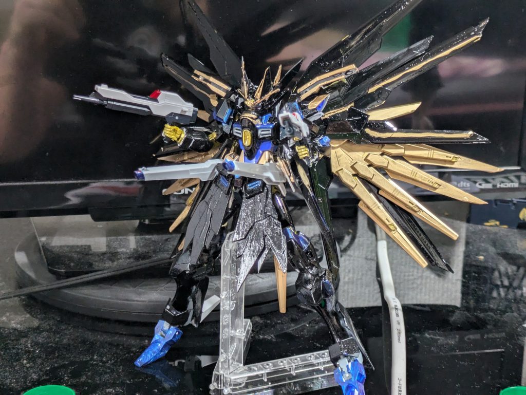 ストライクフリーダムをブラックナイト軍団を改修した「ストライクフリーダム弐式」に、新設計のウイング「ブラックプラウドディフェンダー」を装備した姿。