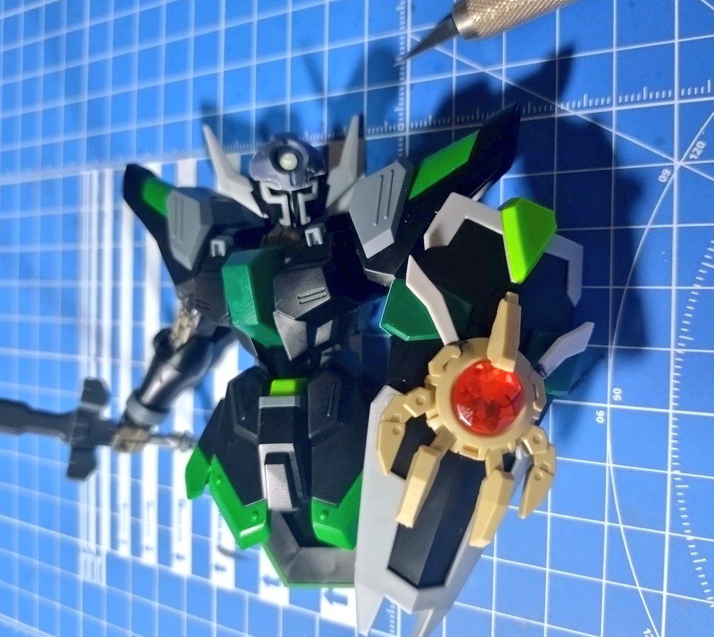 ・基本的にキットのままで頭部の角の一部を削り手持ちのジャンクやデティールアップパーツから部分的にパーツを追加していますまたビームマントを長く見せるためにバックパックの取り付け基部の位置を下にずらしました