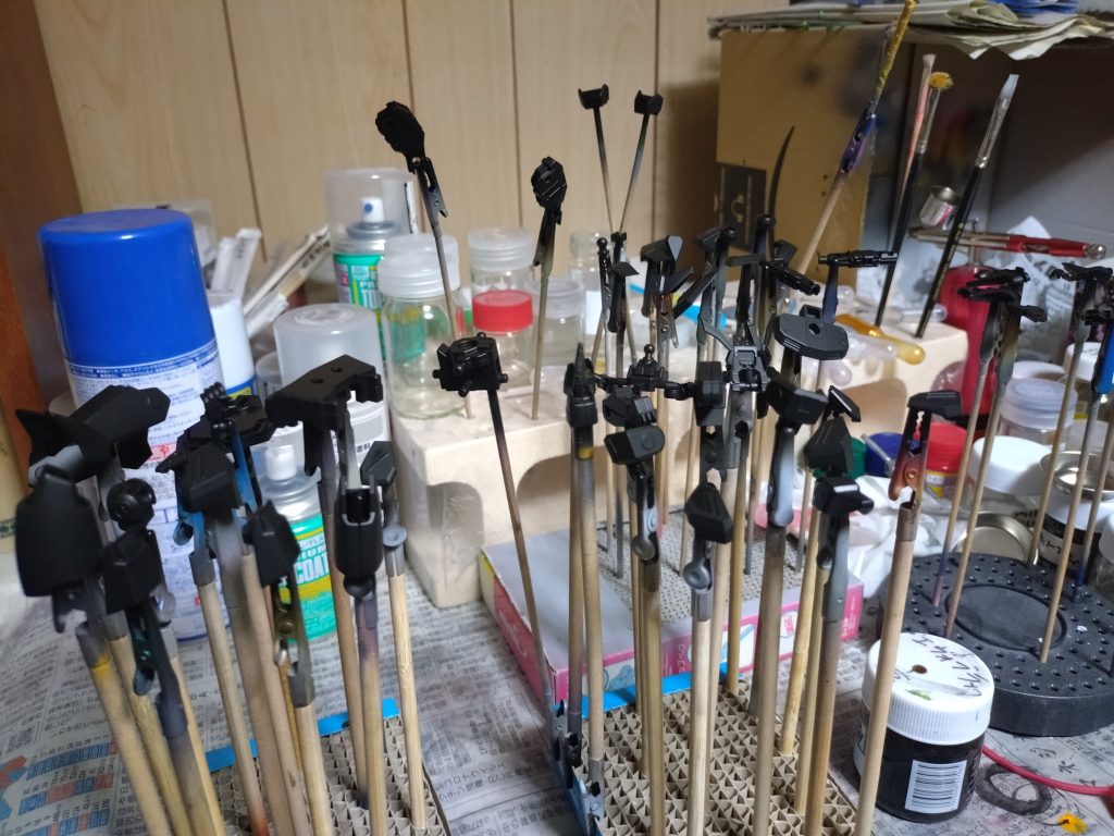 ・塗装ですが下地はガイアノーツのEVOサフブラックを吹き、それぞれプライマリーメタリックブルー、スターブライトゴールド、スターブライトジュラルミン、フロストマッドブラックで塗装しています