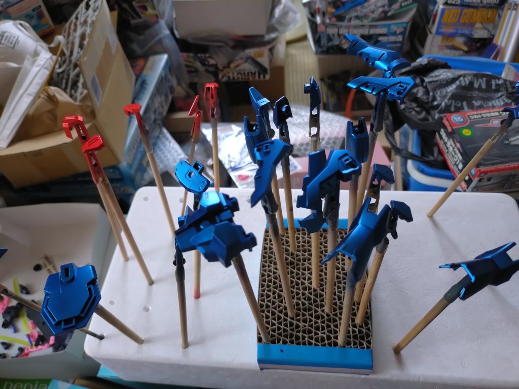 ・赤部分はスターブライトジュラルミンの上からクレオスのクリアルージュを吹きましたそしてスミイレ、デカールと続き最後にトップコート光沢を3回ほど重ねて完成となりました