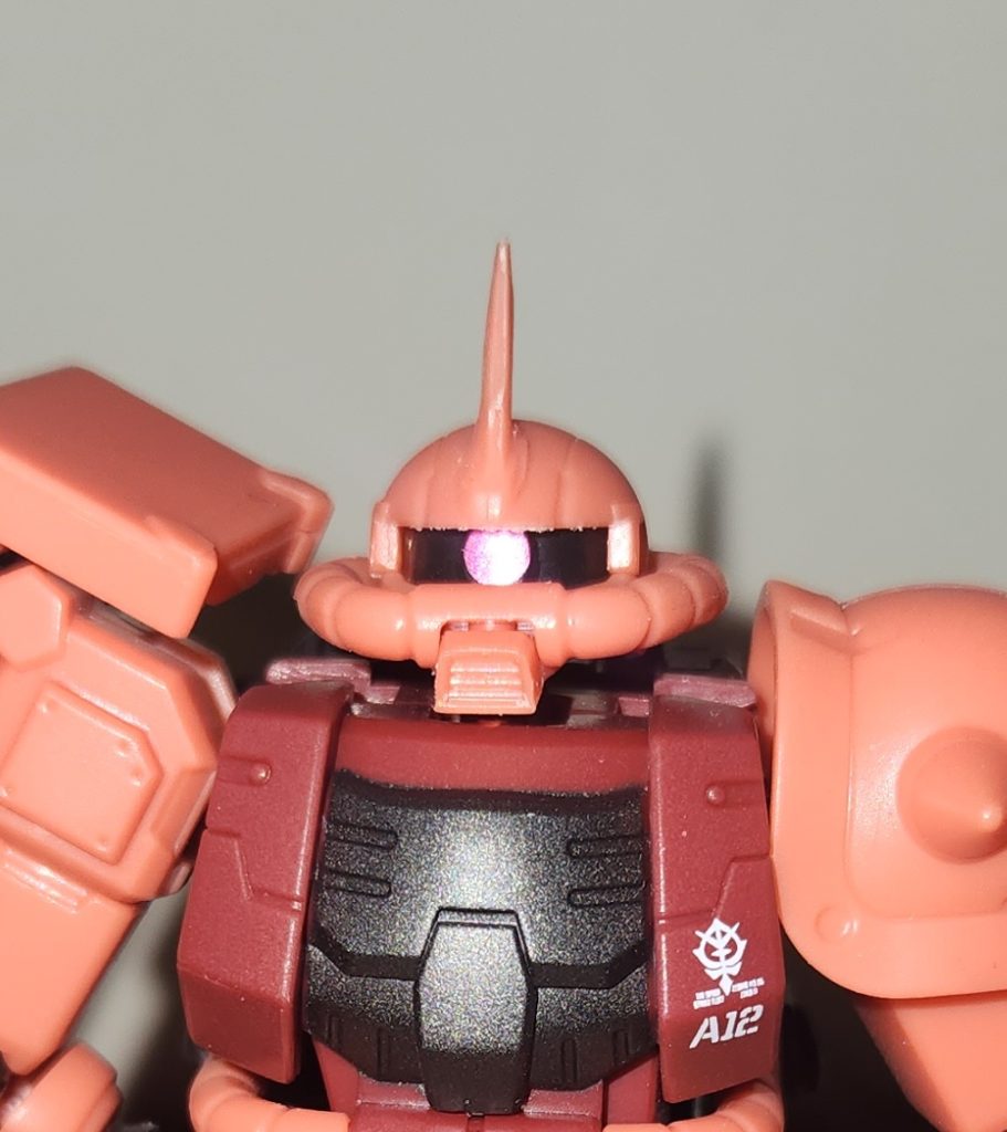 まず、アンテナシャープ化これはプラモ作る上で基本中の基本の作業だと思います。元々の状態だと安全対策で凄く太くなっていて見栄えが悪いのでデザインナイフで鉋掛け&鉄ヤスリで整形しました。