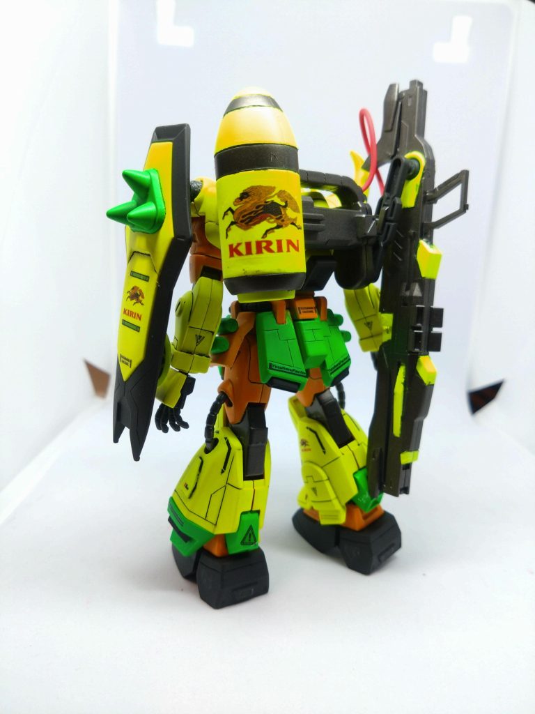 デカールは自作。下地が暗いとほぼ見えなくなったり、白のデザインは印刷出来なかったり、貼るのがとにかく難しかった。