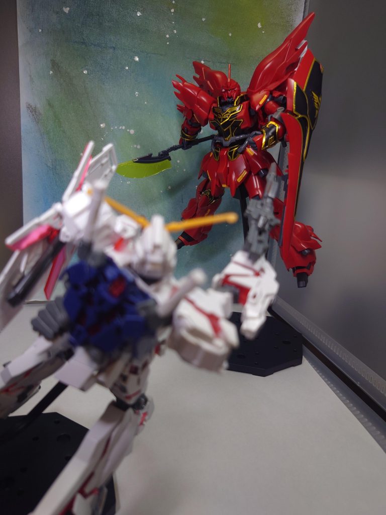 アニメはまだ見てませんが…唯一知ってるセリフで…「また敵となるか…ガンダム!」シーンを頭の中で妄想してたんですが…カメラ技術なく、ポーズも上手く決まらず…(;¬∀¬)勉強します…実はちらっと見えてるユニコーンは5月頃に作ったものです(•ㅂ•)و