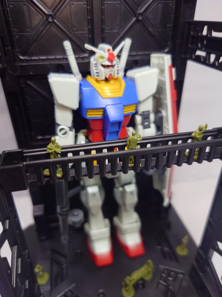 実は、こちらの兵隊と格納庫はSeria購入!!配置のポイントは見張りや技術班を分けた感じにしてみましたッ!(みんな兵隊の格好なので…誰がどの役割か分かりにくいです( ´・ω・`))ですが…こんなにもクオリティが高くなるんて…Seriaは伊達じゃない!(`•ω•′)✧︎