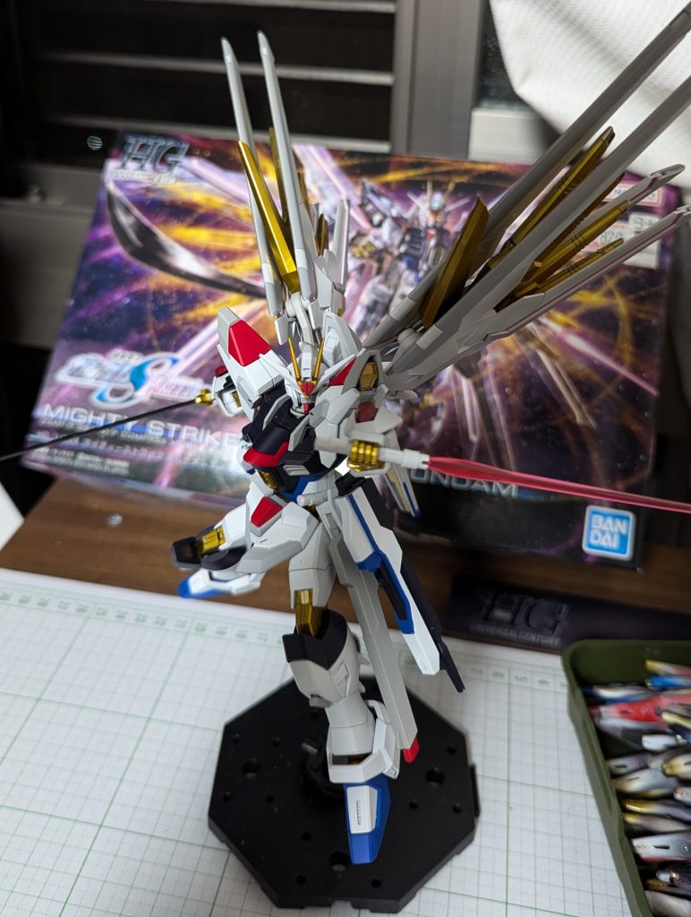 フリーダムっぽいポージングSEEDデスティニー28話「残る命散る命」でセイバーをぶった切るシーンはかっこよかったですね