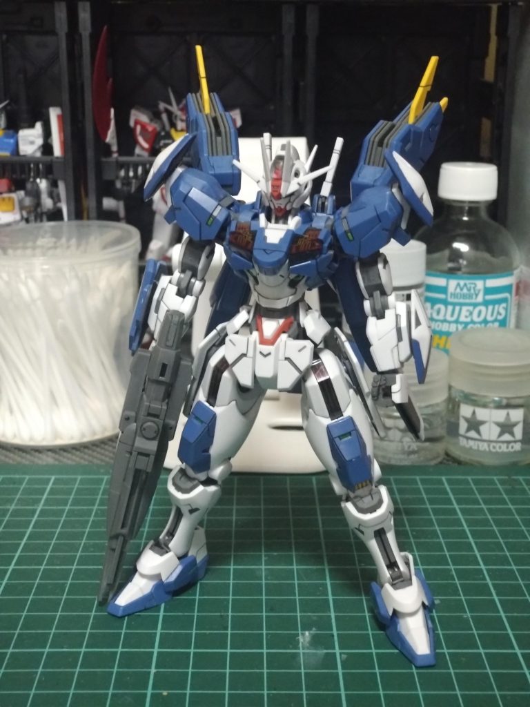 各所修正し、ダブルオー系を意識しながらスミ入れと部分塗装まで完了。