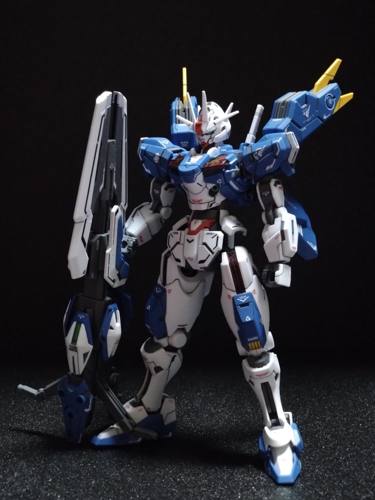 エスカッシャンパーツをビームライフルに取り付け、ガンビットライフルへ。