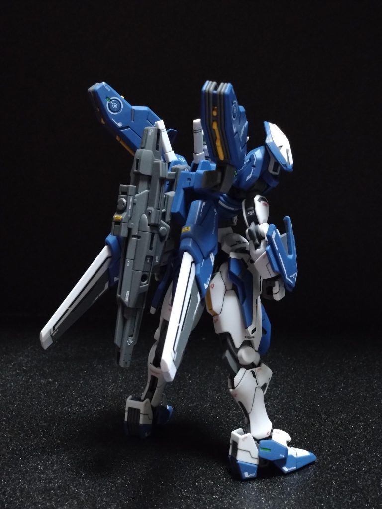 ビームライフルをバックパックへ。