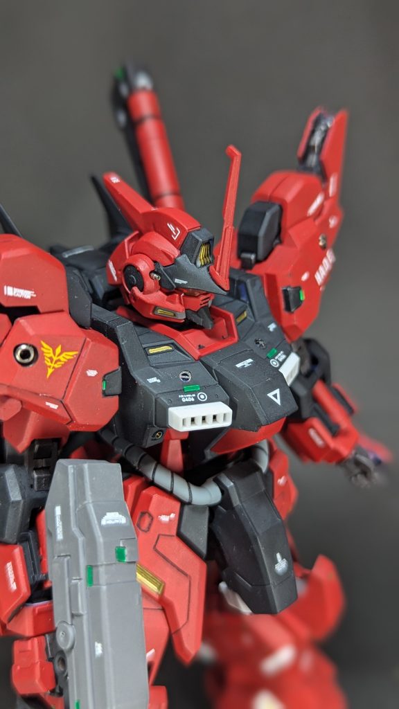 頭部バルカンや肩のアポジモーターはメタルパーツにしてあります