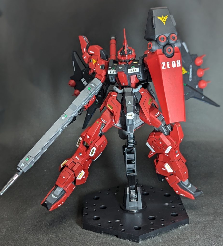 シールドのエンブレムを削ったり3Dメタリックシールを細かく切って貼り付けたりして情報量を増やす事を意識してみました