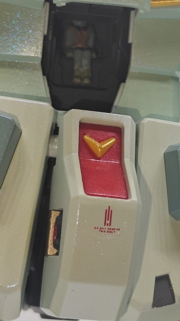 コックピットのバニング大尉も見えないですけど頑張って塗ってます。