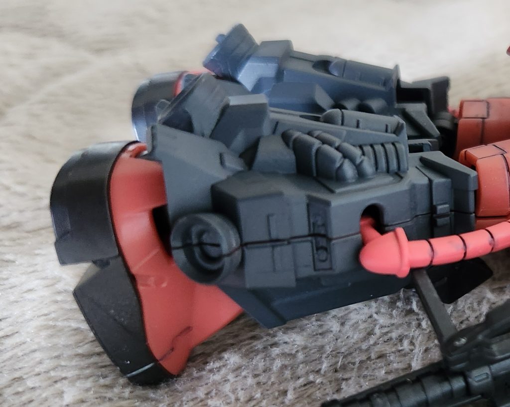 そして、問題の脚部。スタビライザーは周りにくっついてる形状になっていて、動力パイプも大雑把なディテールになっていて少し勿体ないと感じます。