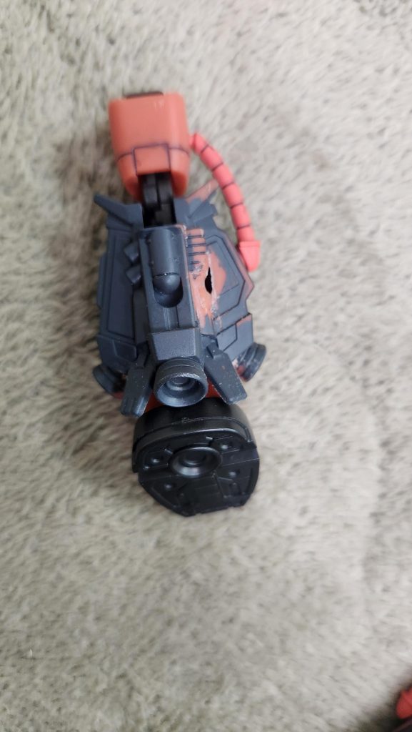 なので、リューターやハイパーカットソーを用いて動力パイプを排除して、スタビライザーも分割しました。