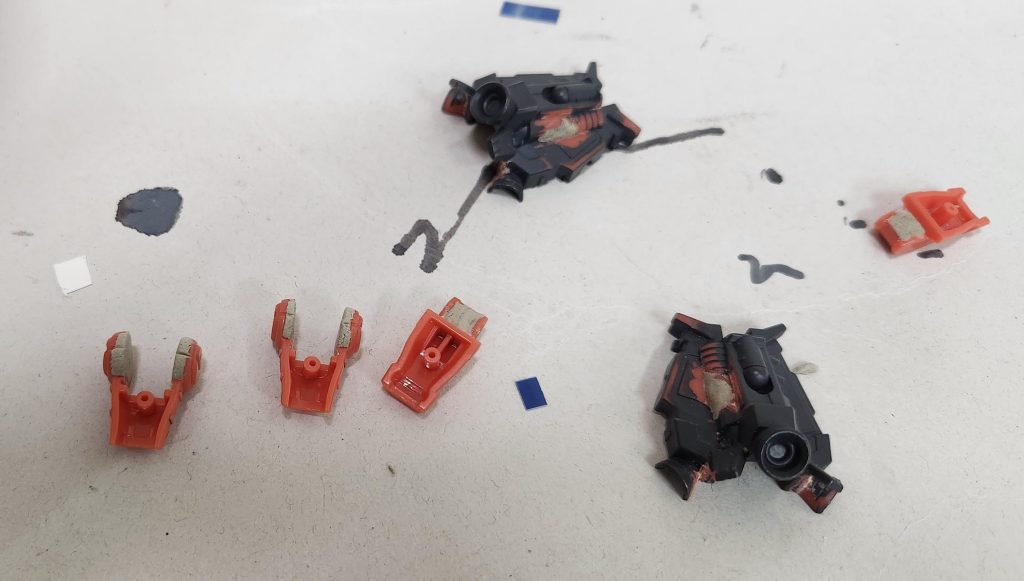 そこをパテ埋めして基礎を作り、※他のパーツも肉抜き穴を埋めました