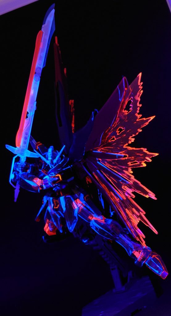 赤い部分は蛍光レッド、青い部分は蛍光ブルー、透明部分は蛍光クリアーです。