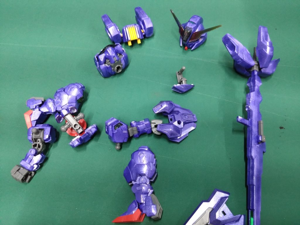 ドむらさきで塗装した時点でカッコいいから「そのまま完成でいいかな?」と思ったけど、ちゃんとスミ入れして半光沢のトップコートを吹いたら更にカッコよくなったので妥協しなくて良かった👍