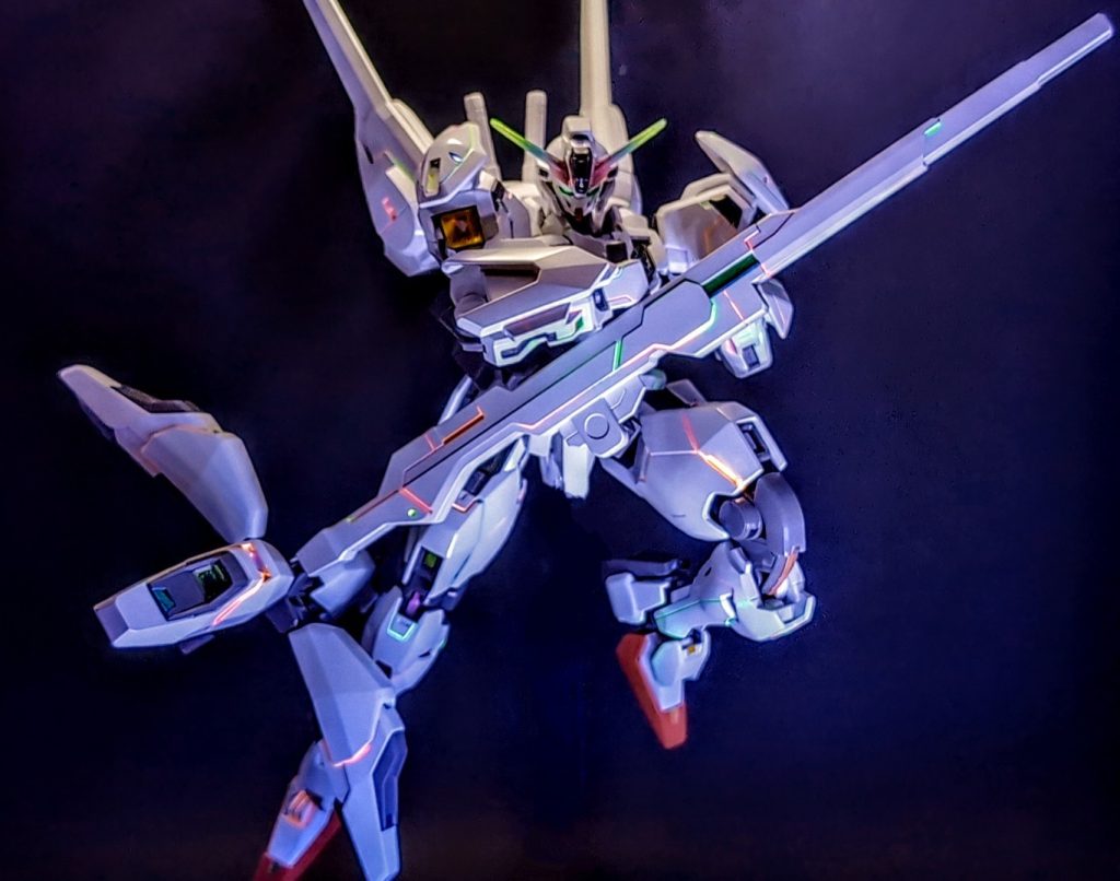 塗料はなんと驚き蛍光ペン。ビバゼブラ。部分塗装まではできないけどスミ入れ程度ならしっかり流れてくれるのでスジ彫りしつつの作業。ミスると余計なとこが光るのでなかなかシビアな作業でした。