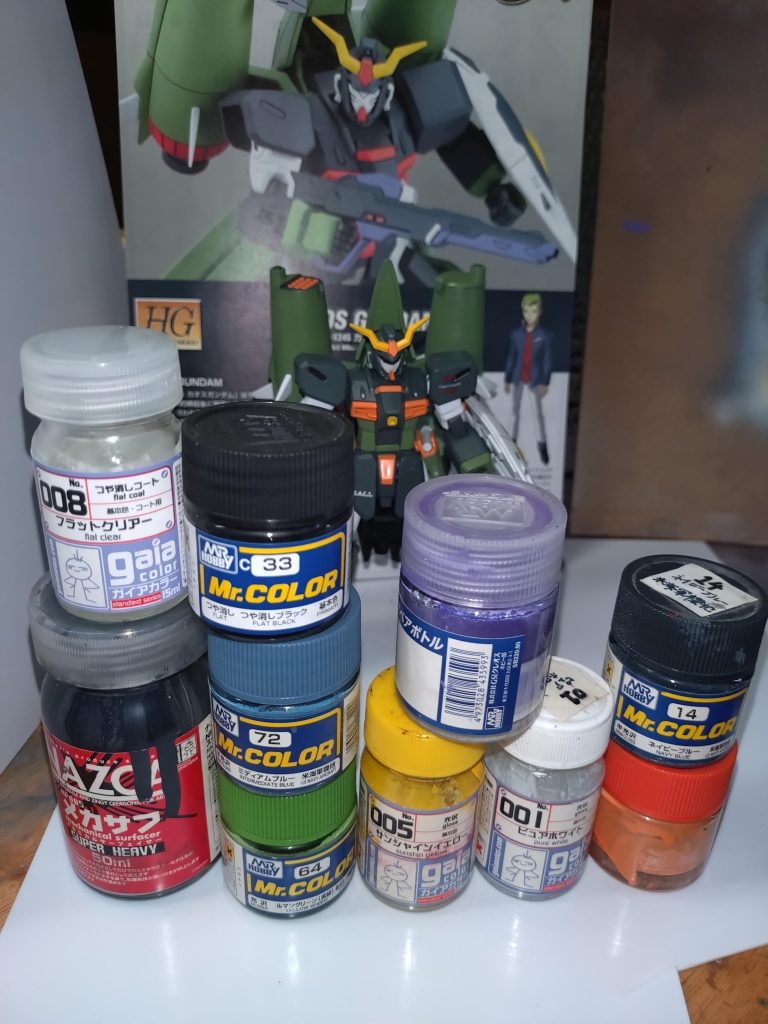 今回使用した塗料。オレンジと、パープルはオリジナル塗料。