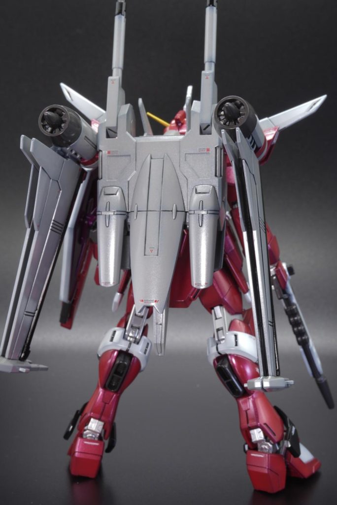 バックパックもグレーで塗装しています。関節は目立たせたかったのでギンギラのシルバーで塗装してみました。キットは、シールを使う場面がライフル以外無かったので優秀でした。また、関節が良く動くのでポージングも決まりやすくて良かったです。