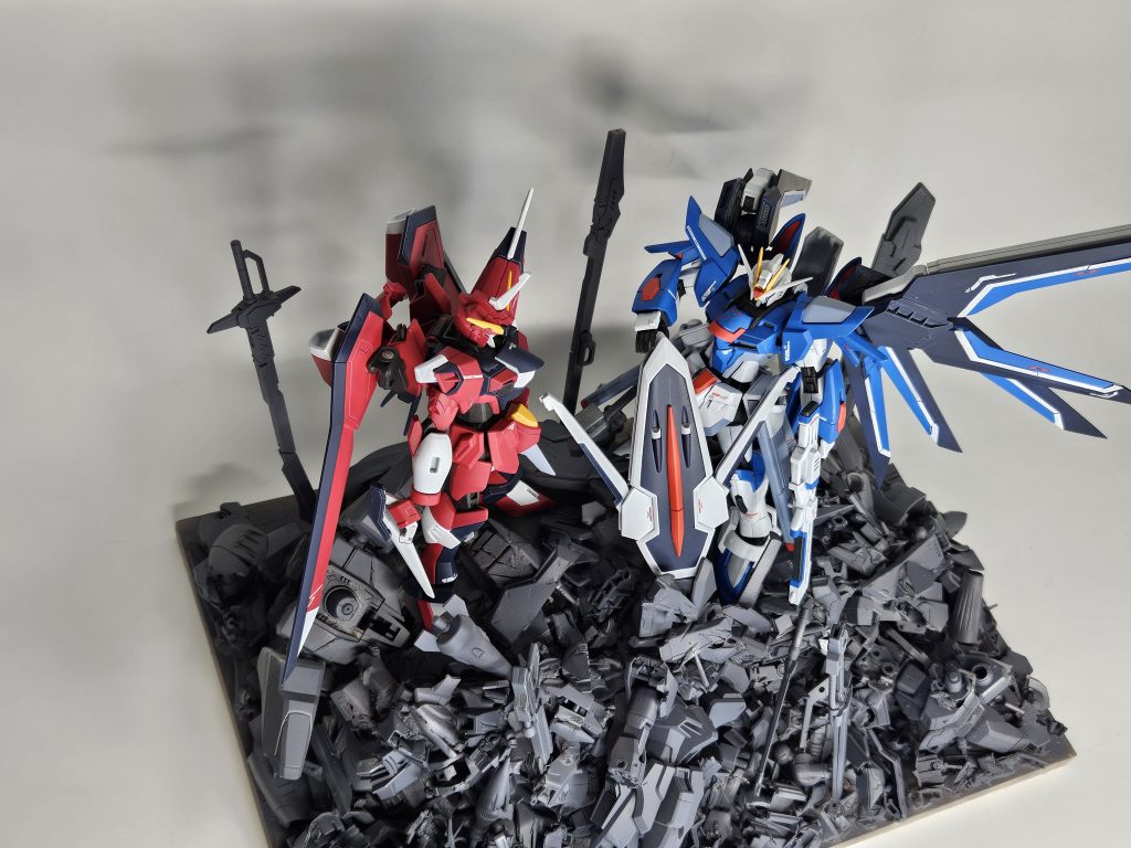 ライジングフリーダムとイモータルジャスティスはジオラマ上で固定できるようネオジム磁石を仕込んであります台座への盾の固定と角度どうすればいいの????ってのが一番苦労しました