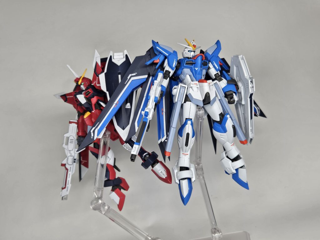 ライジングフリーダムとイモータルジャスティスはキービジュの尖り具合に再現するのは流石に不可能なので、合わせ目消しや羽のシャープ化などに留めています台座から外すことも可能