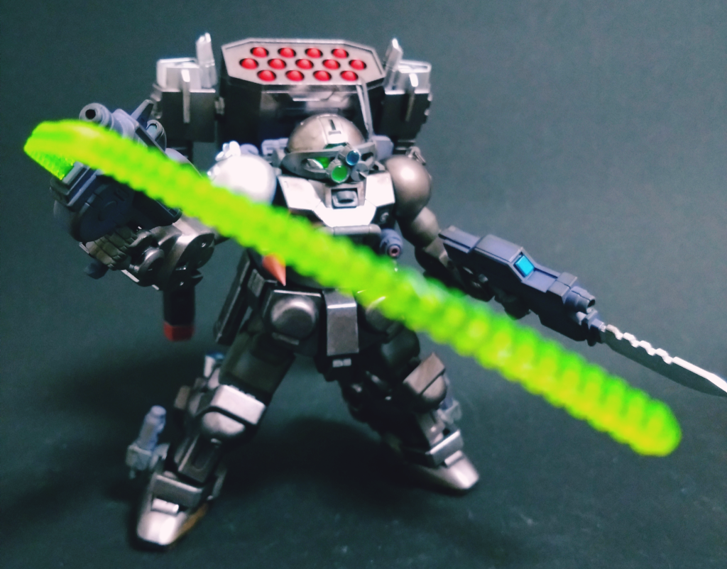 2丁マシンガン。右手のはグリモアのビームチェーン内蔵マシンガン、左手はデミトレーナーのマシンガンを銃剣にし小型バックラーが付いています。