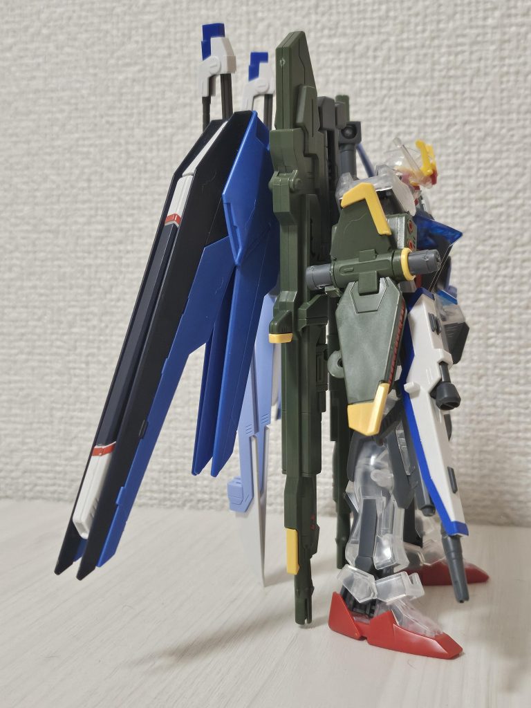 右面ランチャーストライカーのウェポンコンポをシールドに昇華させました。