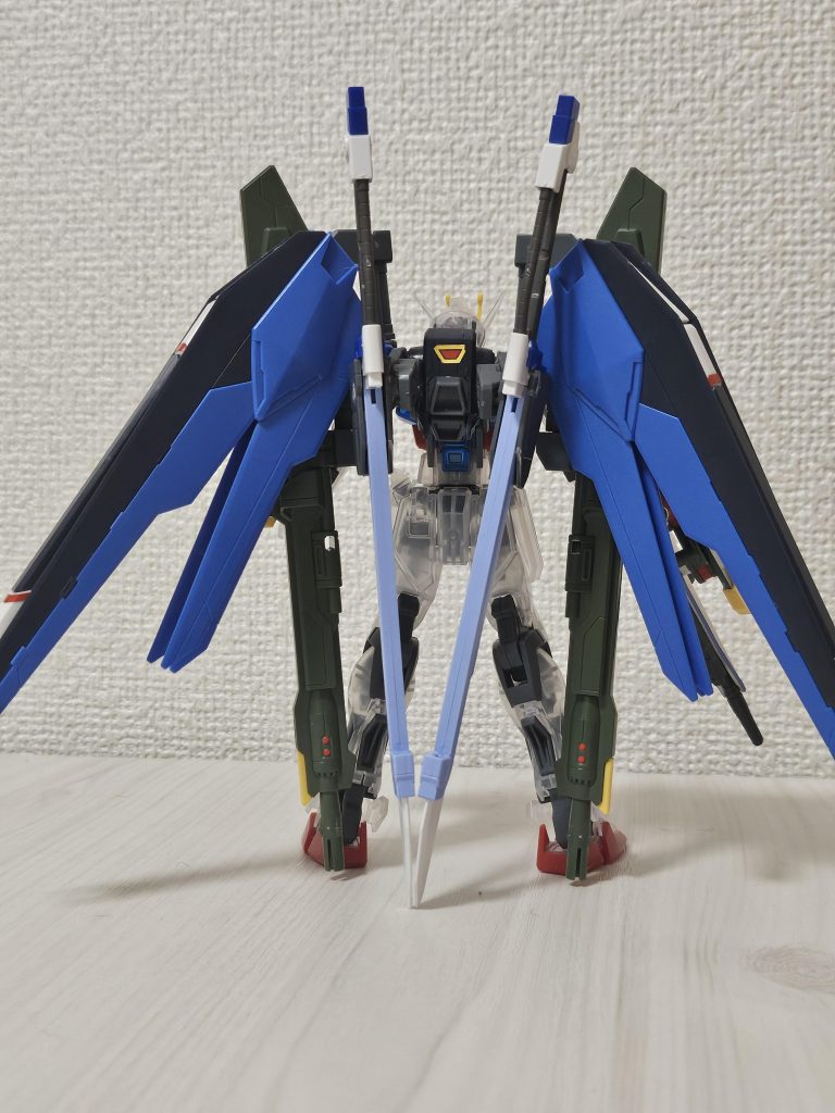 背面のソードは真っ直ぐ装備も出来ますがこのV字型形状じゃないと自立出来ず。。。