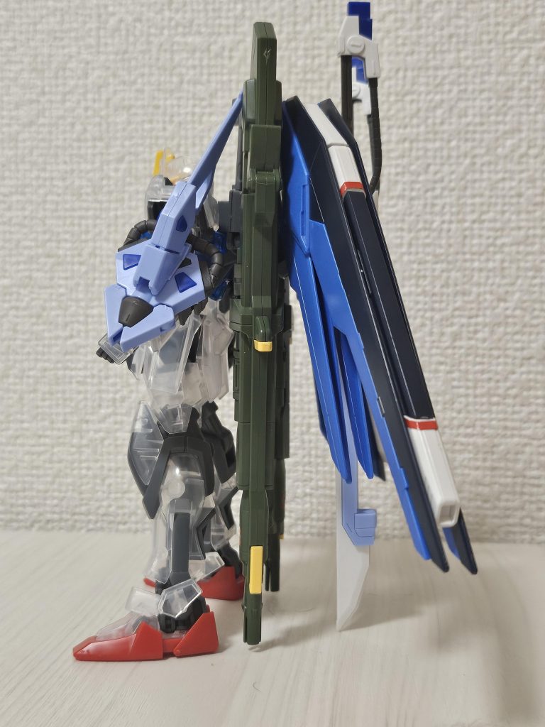 左面アナザーストライカーと同形状のシールドを装備