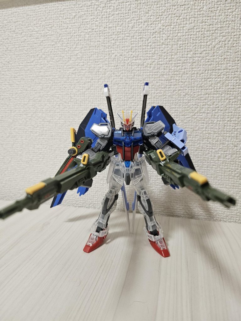 持ち手の向きを変えてあるのでダブルランチャーで、レールガンの無い所を補えます。何だったら右腕にガトリングとミサイルがあるのでフリーダムより火力は上に。