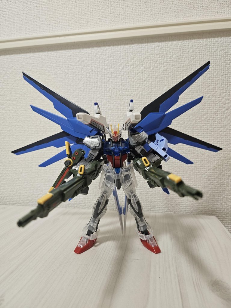 最後にもう一度ハイマットフルバースト。このストライカーパック。ちゃんと他の2穴HGとの互換性も確保出来ています。そして、全装備外すと素のストライクに戻せます。 EGビルドストライクエクシードギャラクシーを入手出来れば装備させてアップしようと思います。