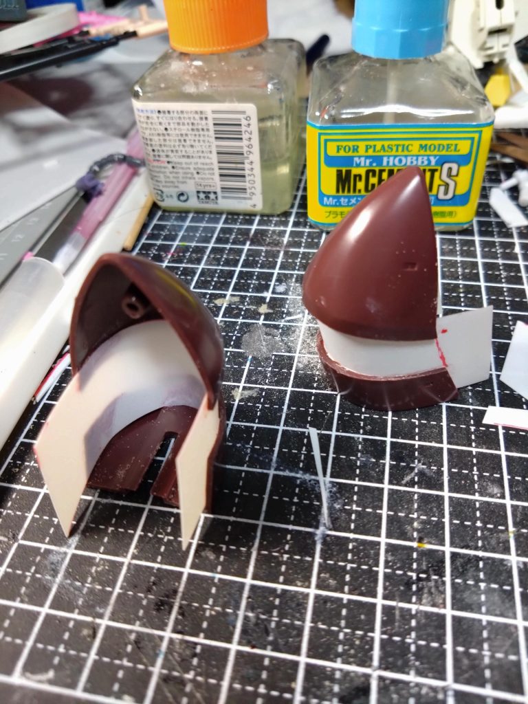 肩のアーマーは切断して裏からプラ板当ててパテ盛りしてから削って延長しました。アーマーの内部にズゴックの足裏のフィン状の部分を取り付けました。今回は出張続きで進みが遅くてやっと完成。次も色々考えはあるのですが出張続いてるので完成は遅いと思います。それにしても安くて作りやすくそのまま制作しても楽しめるキットですね。