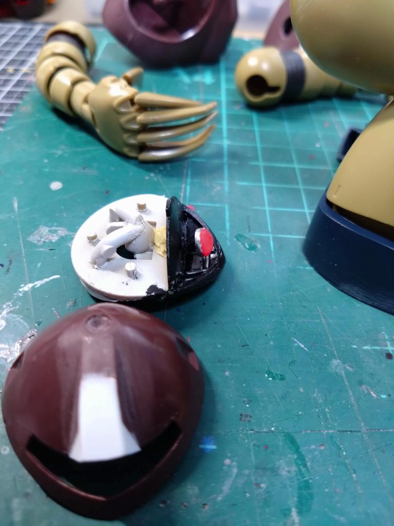 モノアイはボールジョイントで少し可動します。ボールジョイントの頭を平らにして過去に制作してあったレジン製モノアイを接着しました。制作方法は過去作品の旧キット1/100アッガイの制作ストーリーにあったと思います。首もほんの少しだけ可動。