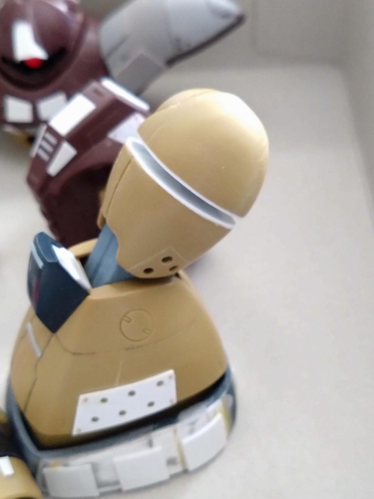 思い付きで突然仕込んだ回転軸。この改造により太腿上部はカラー変更しました。