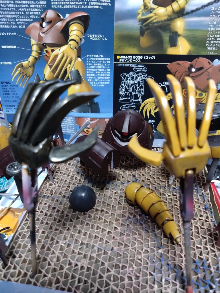 クローの改造からの塗装の段階で最初は腕と同じ塗装しましたが禍々しさを出したくスターブライトアイアンで塗装。手の全体を塗りましたが途中爪だけに変更してます。スーパークロームシルバーでエッジ部分を輝かせました。