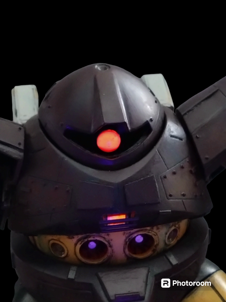 ブラックライト使用で発光表現してます。思い付きでグフのコクピットのように蛍光オレンジで胸の下も光らせてみました。