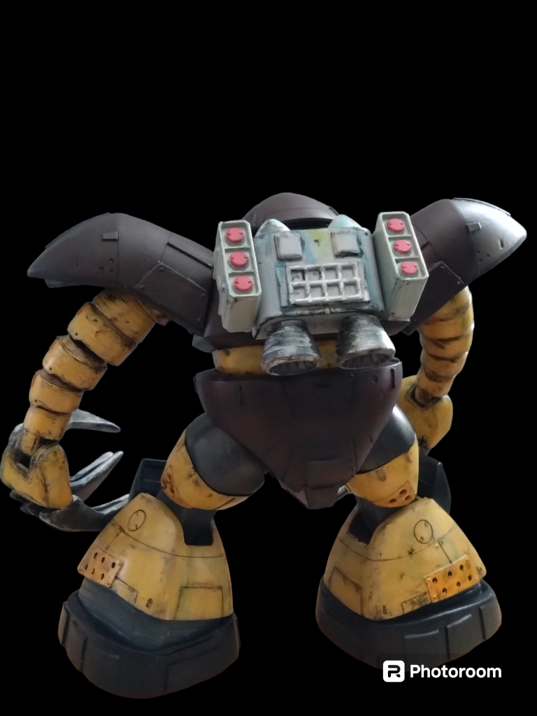 後姿。潜航移動時に水面の敵に発射できる魚雷を背中に装備してみました。