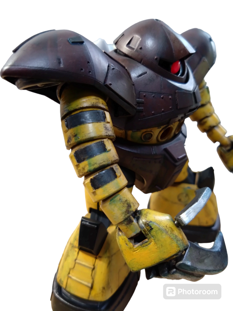 シェードブルーやラストオレンジで水の後や汚れ等少々変化をつけてます。腕の1部には旧キット、ジオングのバーニアを使用して少し延長してます。