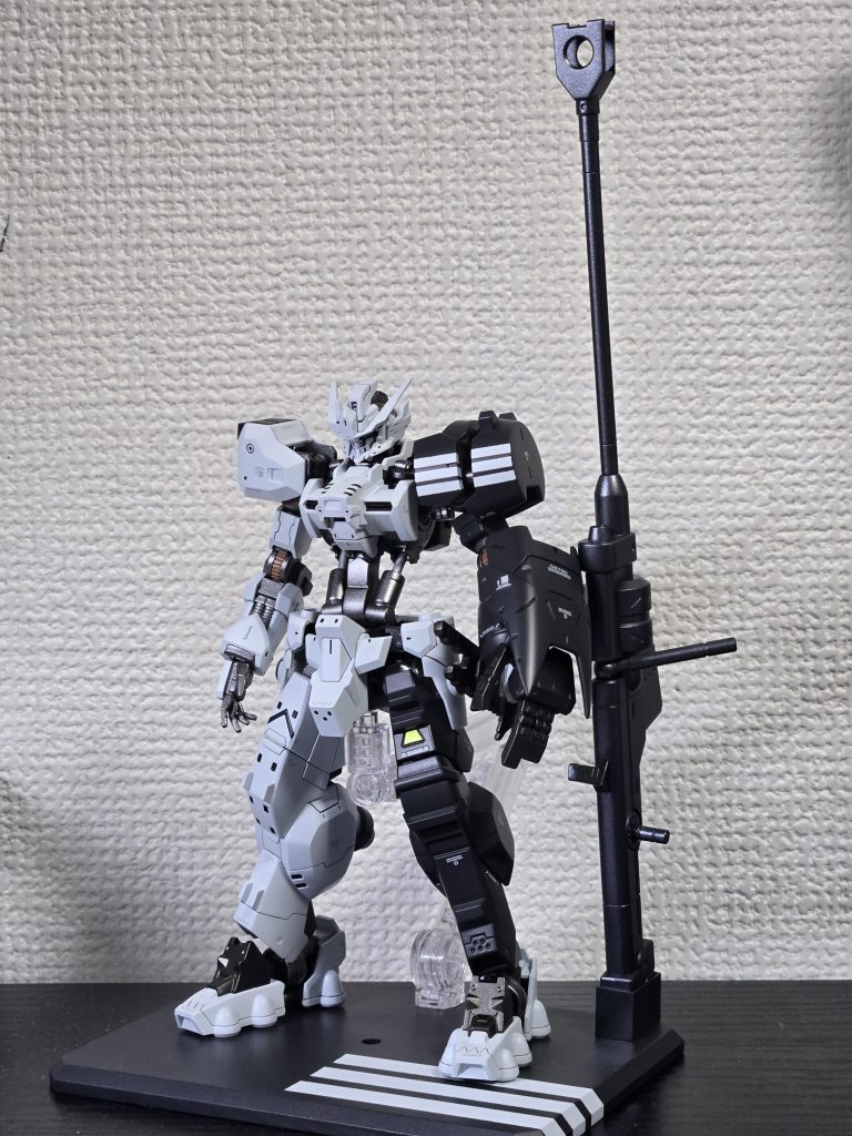 結構グレーっぽい色をチョイスしたつもりでしたが、塗ってみると黒とのコントラストもあいまってかなり白です。