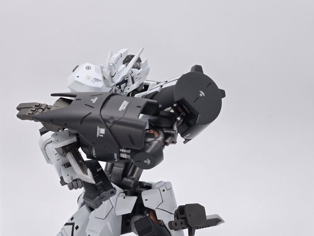 ハンドガンとナイフガンプラの可動域やデザインだとコンパクトな武器はポージングが難しいと感じます。