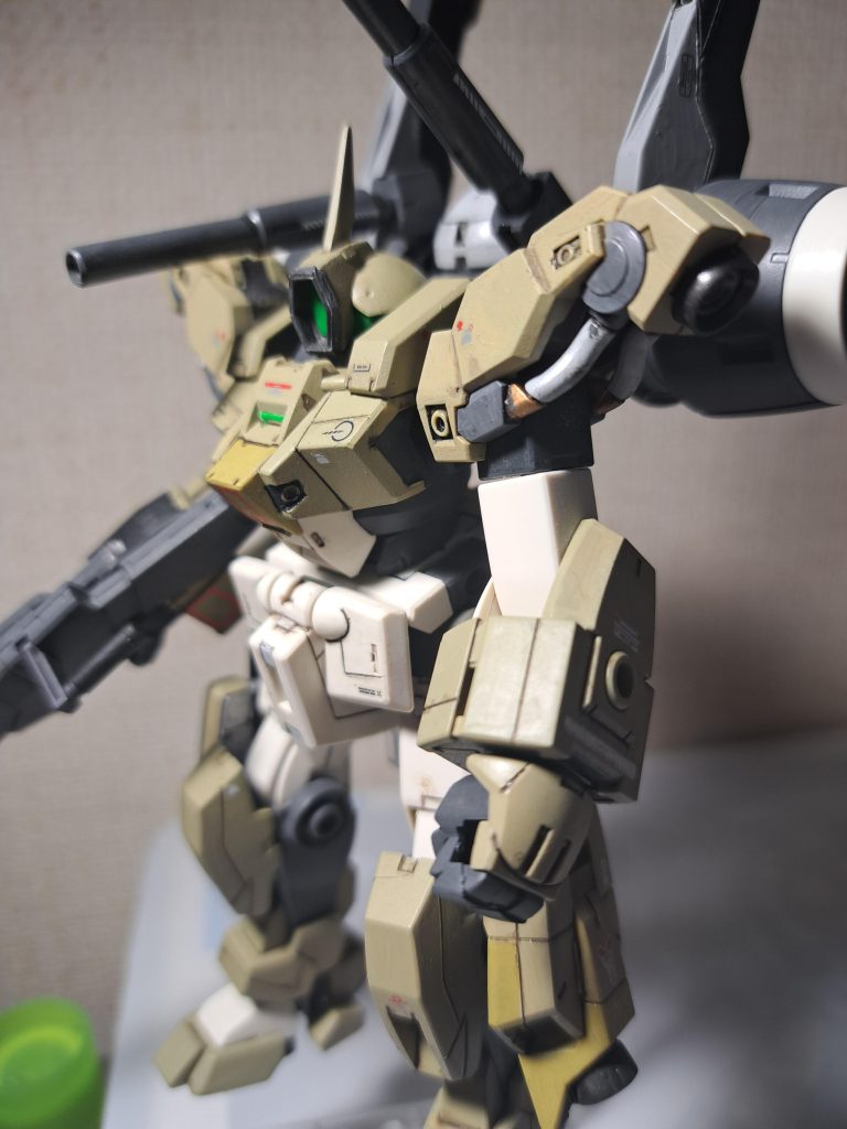 何色で塗ろうか考えましたが 大胆なことはせず、自分なりの調色&配色。デカール多少のペタペタ。