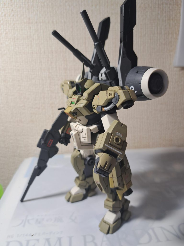 ライフルで支えてます。多少の塗り分けや細かいプラ板のカットや貼る時、老眼の辛いこと。このキットで今回も楽しませてもらいました。ご覧いただきありがとうございました。またどんなキットに出会えるか楽しみです。