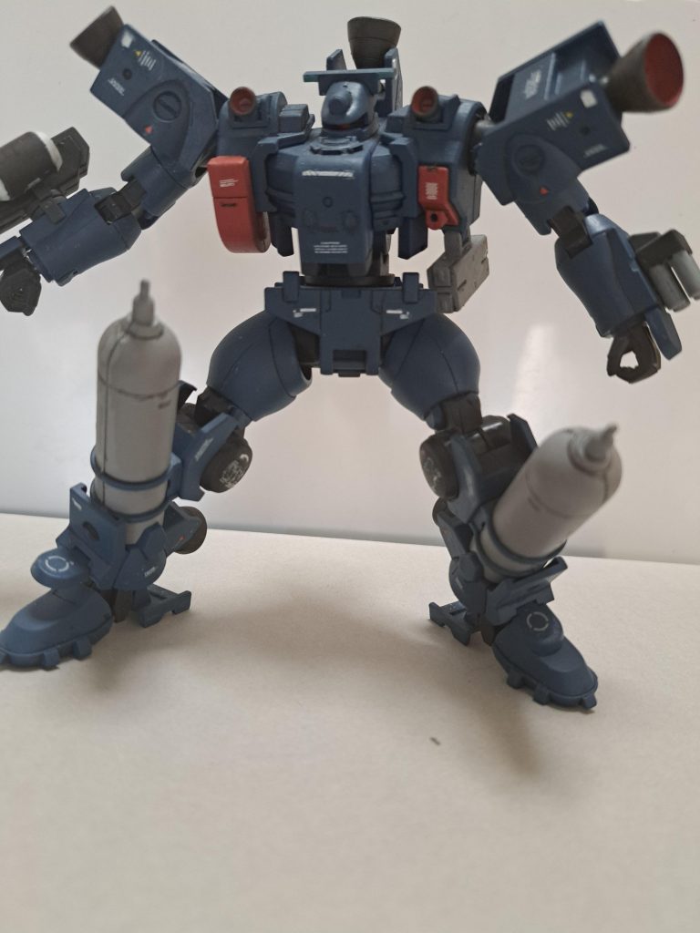 非常に目立つであろう膝のタンクの合わせ目はデカールで誤魔化してますね