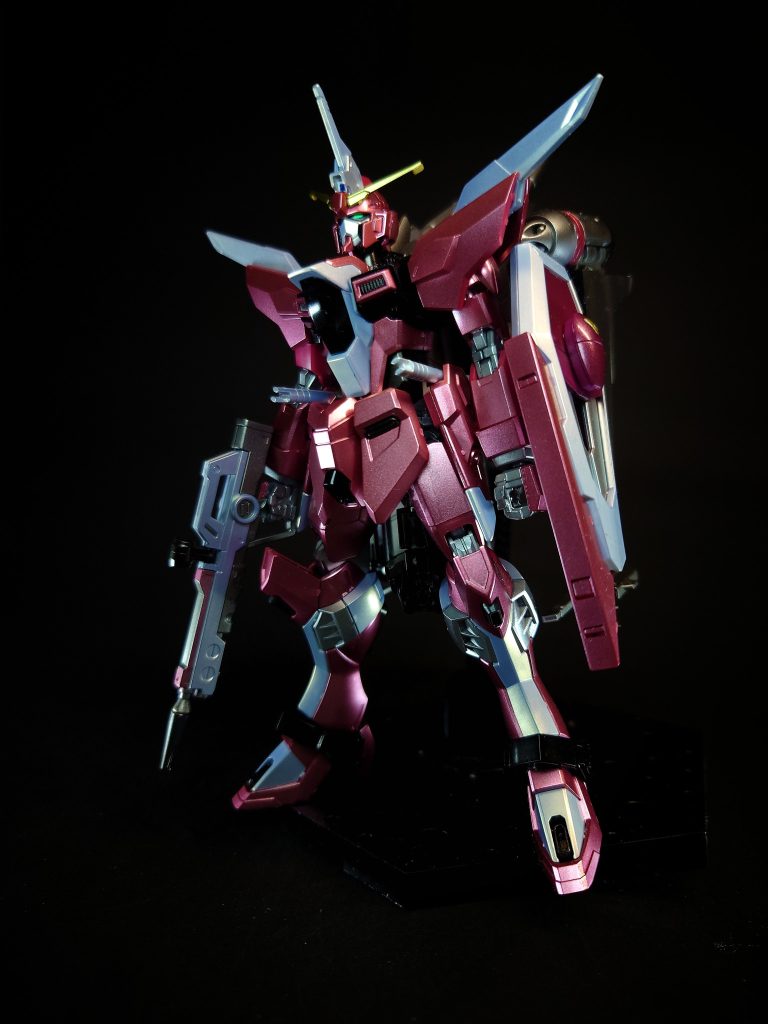 脛に装備されたビームカッターやビームキャリーシールドなどの特徴的な武装は改修前から受け継がれているが、頭部には新たに「WA-F2002 シュピッツェシュヴァート ビームホーン」が装備され、コクピットはストライクフリーダム弐式と同じく全天周囲モニターに換装されている。