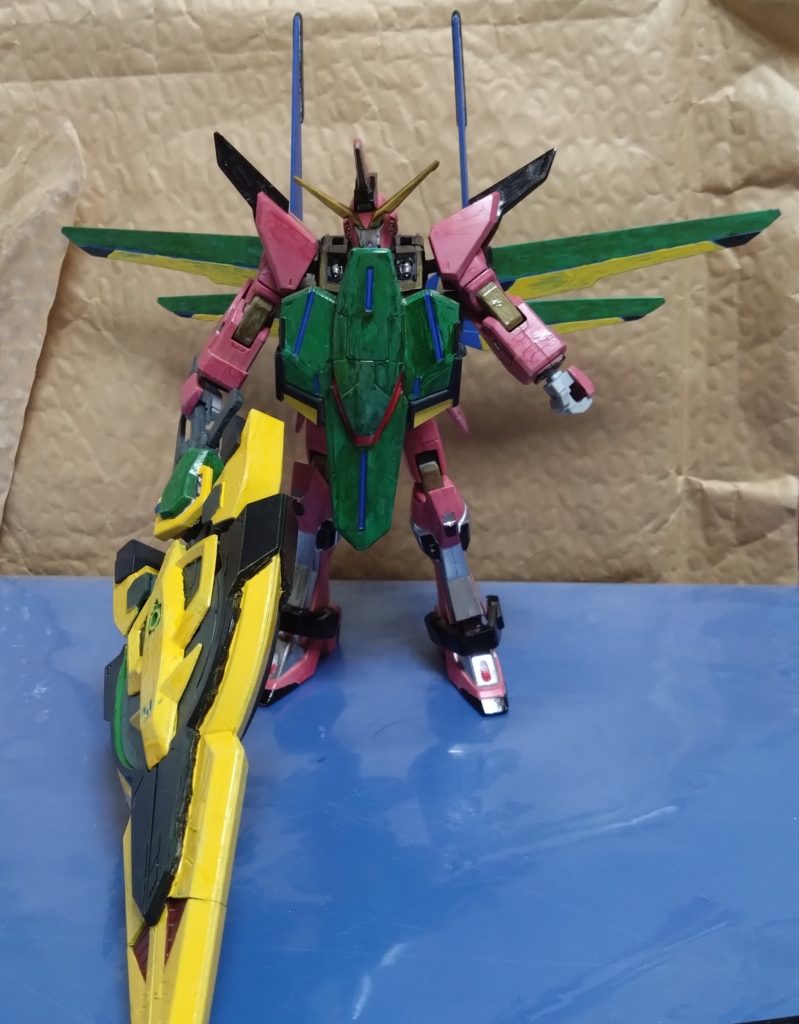 参考になると思い、『スペランツァジャスティス』と合体している姿を披露します。背中のリフター『ファトゥム--01』を失った場合などの機動力が半減した機体との合体で、機動力を補います。胴体に『ディフェンスアーマー』を合体したこともあって防御も高まります。合体する機体によってウイングの展開が可能になる仕様です。