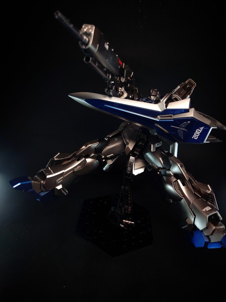 武装・必殺攻撃 60mmバルカン砲頭部に2門内蔵されている機関砲。ハイ・ビーム・ライフル本機の主兵装。νガンダムHWS装備型のハイパー・メガ・ライフルに類似した形状を持つ高出力ビーム・ライフル。