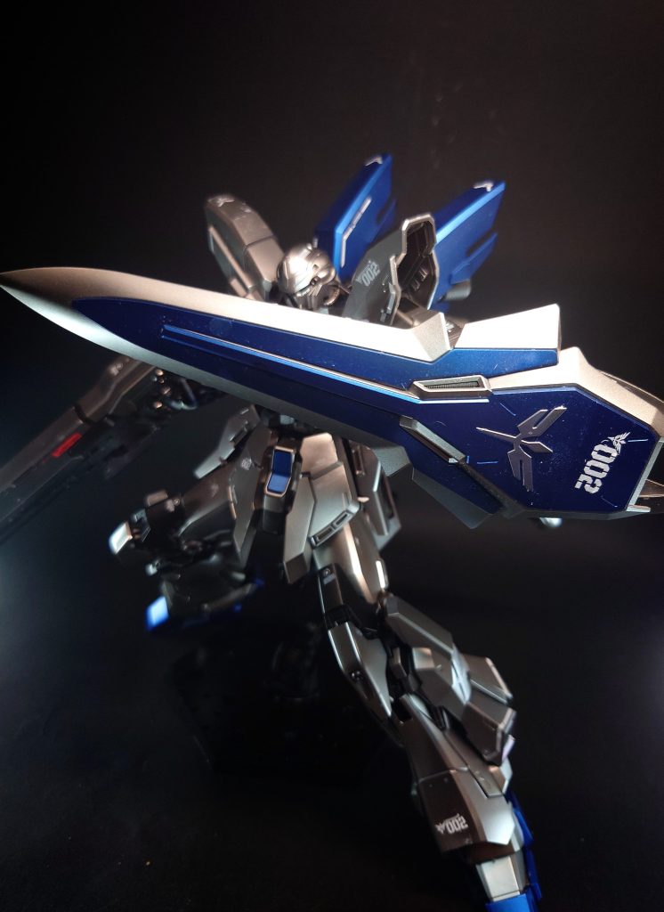 シールド(第二種仕様)本来のシナンジュ・スタインが装備していたシールドとは先端の形状が異なっており、アナハイムのロゴが消されジオンの紋章が描かれている。