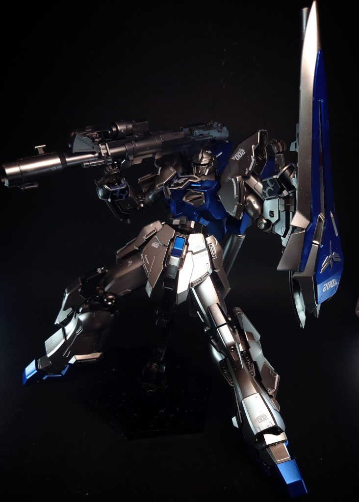 バズーカ(ロケット・バズーカ)シナンジュ専用の大型実体弾火器。かつての重MSドムが装備していたジャイアント・バズを想起させるデザインからも本装備がジオン系由来の物である事がわかる。砲身の伸縮機構が採用されており、携行時の取り回しや他武装とのマウントの際に有用。縮めた際は砲弾の初速が低下するといった欠点が存在する。ビーム・ライフルの銃身に装着可能な他、シールド裏面にもマウント可能。新武装の適合テスト時に装備された他、ゾルタン機もIIネオ・ジオングのコンテナユニットに収納されていた物を使用している。